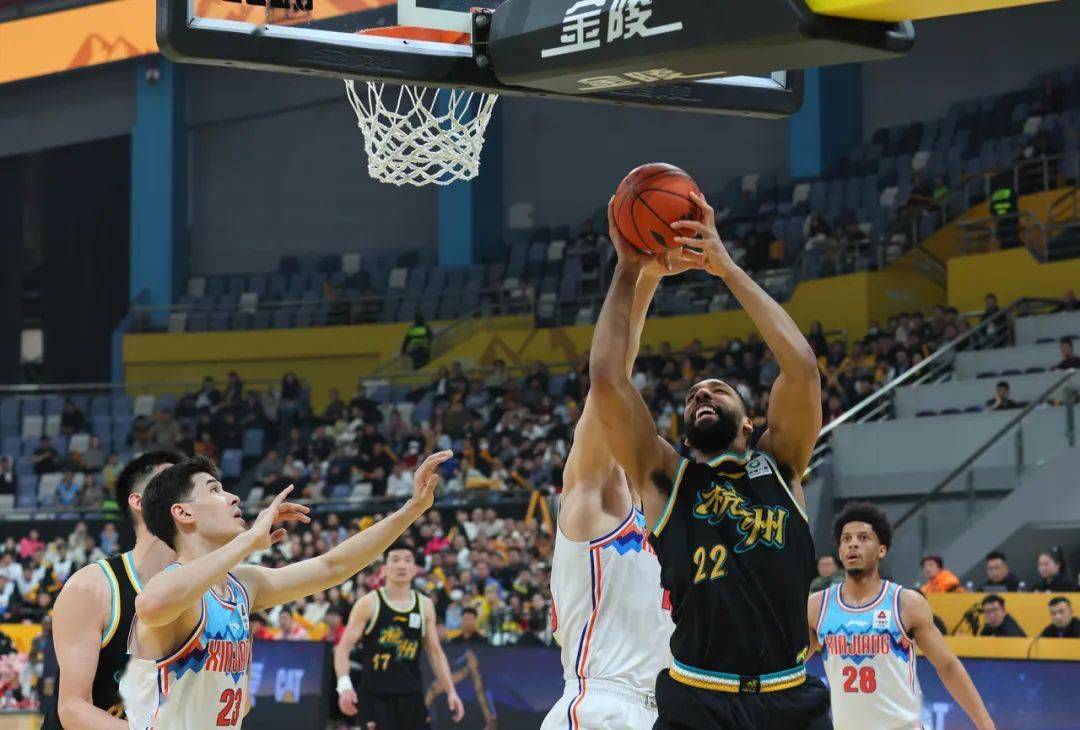 转会期亚特兰大备战CBA季后赛法兰克福集结日复出首秀，这操作让人直呼：今夜上海海港门线救险(亚特兰大和佛罗伦萨比赛最新消息)